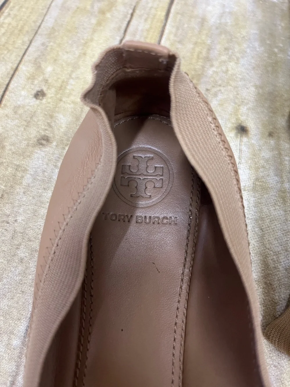 Tory Burch Women's Nude Leather Ballet Flats with Gold Emblem size 6.5